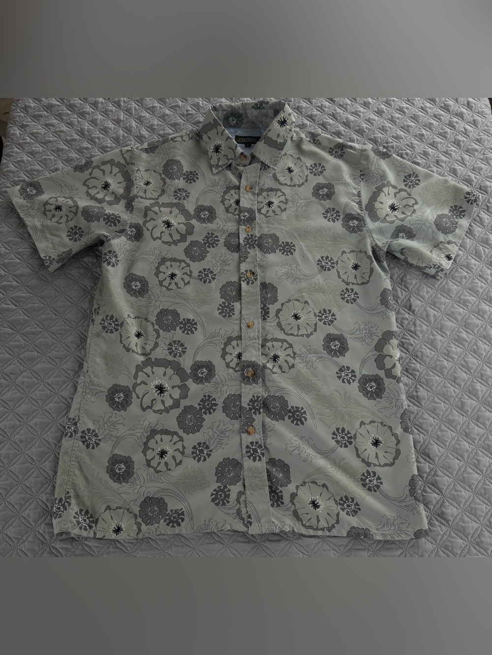 Vertical Sport Mens Large Button Down Short Sleeve Shirt Gray Floral Print Aloha